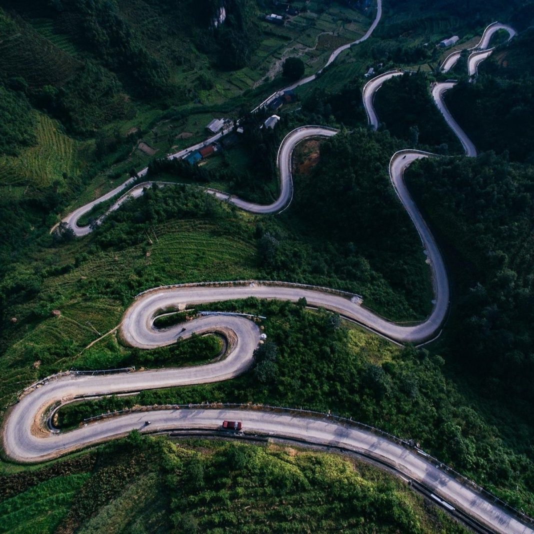 Hùng vĩ cung đường Hạnh Phúc ở Hà Giang, nơi 'đến sỏi đá cũng nở thành hoa' Hùng vĩ cung đường Hạnh Phúc ở Hà Giang, nơi 'đến sỏi đá cũng nở thành hoa'