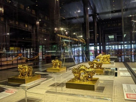 1 min 63 560x420 - Chiêm ngưỡng nhiều cổ vật quý hiếm được trưng bày tại bảo tàng lâu đời xứ Huế