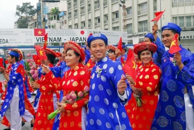 &ldquo;Lễ cưới tập thể-T&ocirc;n vinh n&eacute;t đẹp văn h&oacute;a Việt&rdquo; d&agrave;nh cho 100 cặp đ&ocirc;i uy&ecirc;n ương l&agrave; thanh ni&ecirc;n c&ocirc;ng nh&acirc;n, thanh ni&ecirc;n c&oacute; ho&agrave;n cảnh kh&oacute; khăn đang l&agrave;m việc tại c&aacute;c khu chế xuất, khu c&ocirc;ng nghiệp, trường học ở TP Hồ Ch&iacute; Minh. (Ảnh: Mạnh Linh/TTXVN)