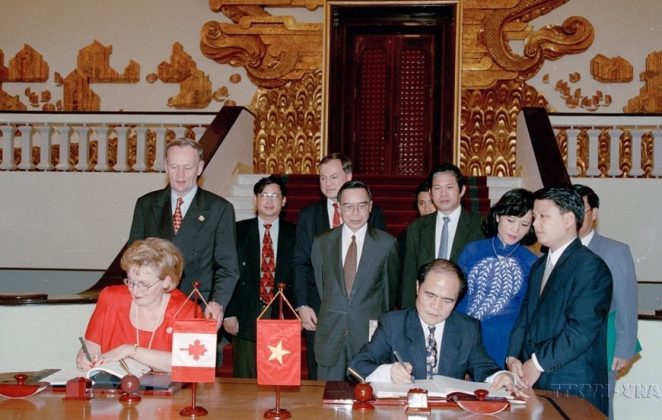 Thủ tướng Phan Văn Khải v&agrave; Thủ tướng Canada Jean Chr&eacute;tien chứng kiến lễ k&yacute; Nghị định thư tr&aacute;nh đ&aacute;nh thuế 2 lần giữa ch&iacute;nh phủ hai nước (1997). (Ảnh: Nguyễn Khang/TTXVN)