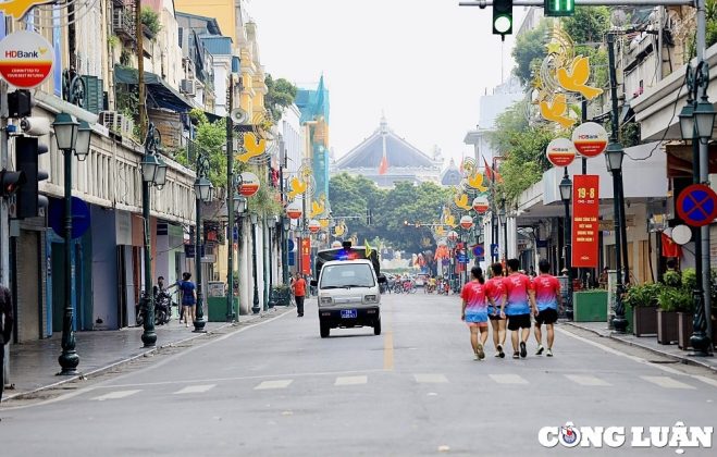 Đường Paul Bert nay l&agrave; phố Tr&agrave;ng Tiền với c&aacute;c t&ograve;a nh&agrave; xưa đ&atilde; được tu sửa.