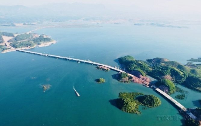 Cầu V&acirc;n Ti&ecirc;n - cầu vượt biển nằm tr&ecirc;n tuyến cao tốc V&acirc;n Đồn-M&oacute;ng C&aacute;i, tỉnh Quảng Ninh, kết nối với c&aacute;c khu kinh tế trọng điểm, tạo thuận lợi giao th&ocirc;ng đường bộ từ hướng Lạng Sơn đi M&oacute;ng C&aacute;i, V&acirc;n Đồn, Hạ Long, ph&aacute;t huy hiệu quả của s&acirc;n bay V&acirc;n Đồn; kết nối cửa ng&otilde; giao thương của Việt Nam, ASEAN với Trung Quốc. (Ảnh: TTXVN ph&aacute;t)