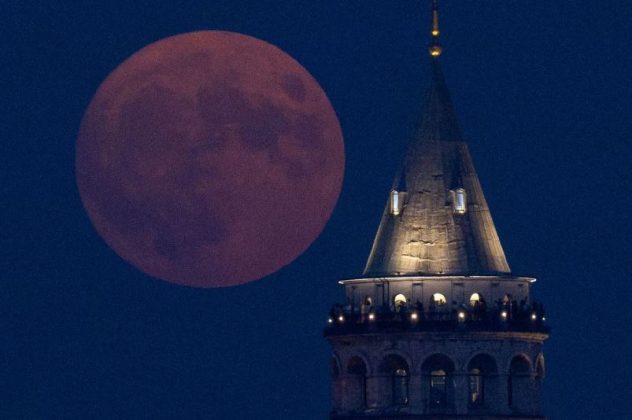 Mặt trăng bắt đầu nh&ocirc; l&ecirc;n tr&ecirc;n Th&aacute;p Galata, Istanbul, Thổ Nhĩ Kỳ