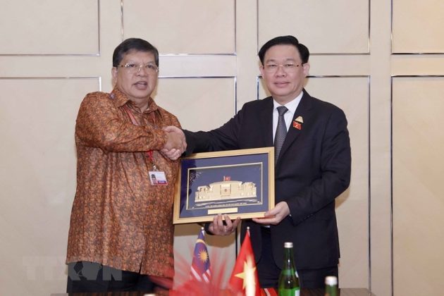 Chủ tịch Quốc hội Vương Đ&igrave;nh Huệ tặng vật phẩm lưu niệm Chủ tịch Hạ viện Malaysia Tan Sri Dato&rsquo; Johari Bin Abdul.