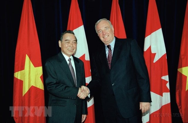 Thủ tướng Canada Paul Martin đ&oacute;n Thủ tướng Phan Văn Khải thăm ch&iacute;nh thức Canada (27/6/2005). Đ&acirc;y l&agrave; chuyến thăm ch&iacute;nh thức Canada đầu ti&ecirc;n của Thủ tướng Việt Nam kể từ khi hai nước thiết lập quan hệ ngoại giao. (Ảnh: Thế Thuần/TTXVN)