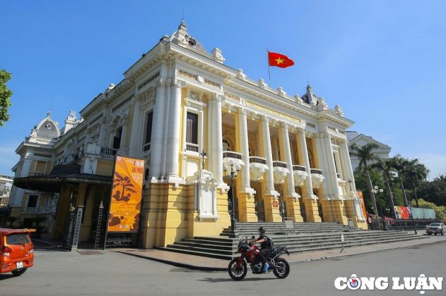 9 - Thời Ph&aacute;p thuộc, quảng trường c&oacute; t&ecirc;n gọi l&agrave; quảng trường Nh&agrave; h&aacute;t Lớn bởi vị tr&iacute; nằm ở mặt trước Nh&agrave; h&aacute;t Lớn H&agrave; Nội. S&aacute;ng 19/8/1945, rất đ&ocirc;ng người d&acirc;n H&agrave; Nội v&agrave; c&aacute;c tỉnh l&acirc;n cận đ&atilde; k&eacute;o về đ&acirc;y tạo ra cuộc m&iacute;t tinh quy m&ocirc; lớn. Đại diện Việt Minh tuy&ecirc;n bố: Tổng khởi nghĩa! Dưới sự bảo vệ của Thanh ni&ecirc;n tự vệ, tổ chức Việt Minh th&agrave;nh Ho&agrave;ng Diệu, cuộc m&iacute;t tinh đ&atilde; nhanh ch&oacute;ng trở th&agrave;nh cuộc biểu dương lực lượng v&agrave; hoạt động vũ trang cướp ch&iacute;nh quyền, qua đường Paul Bert (nay l&agrave; phố Tr&agrave;ng Tiền) tỏa đi khắp c&aacute;c phố phường H&agrave; Nội.