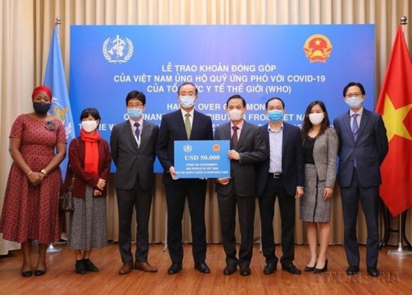 Lễ trao khoản đ&oacute;ng g&oacute;p của Việt Nam ủng hộ Quỹ ứng ph&oacute; với COVID-19 của Tổ chức Y tế Thế giới-WHO. (Ảnh: L&acirc;m Kh&aacute;nh/TTXVN)