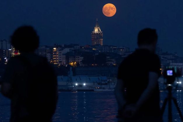 C&aacute;c nhiếp ảnh gia chụp ảnh sự kiện thi&ecirc;n văn hiếm hoi tr&ecirc;n Th&aacute;p Galata nổi tiếng của Istanbul ở Thổ Nhĩ Kỳ.