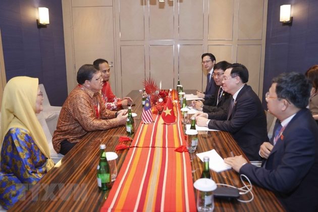 Chủ tịch Quốc hội Vương Đ&igrave;nh Huệ gặp Chủ tịch Hạ viện Malaysia Tan Sri Dato&rsquo; Johari Bin Abdul.