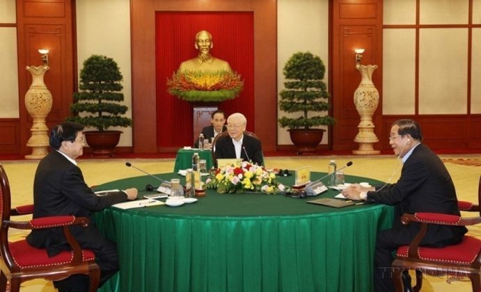 Tổng B&iacute; thư Nguyễn Ph&uacute; Trọng c&ugrave;ng Chủ tịch Đảng Nh&acirc;n d&acirc;n Campuchia, Thủ tướng Ch&iacute;nh phủ Vương quốc Campuchia Hun Sen v&agrave; Tổng B&iacute; thư, Chủ tịch nước L&agrave;o Thongloun Sisoulith tại Cuộc gặp cấp cao Việt Nam-Campuchia-L&agrave;o, năm 2021. (Ảnh: Tr&iacute; Dũng/TTXVN)