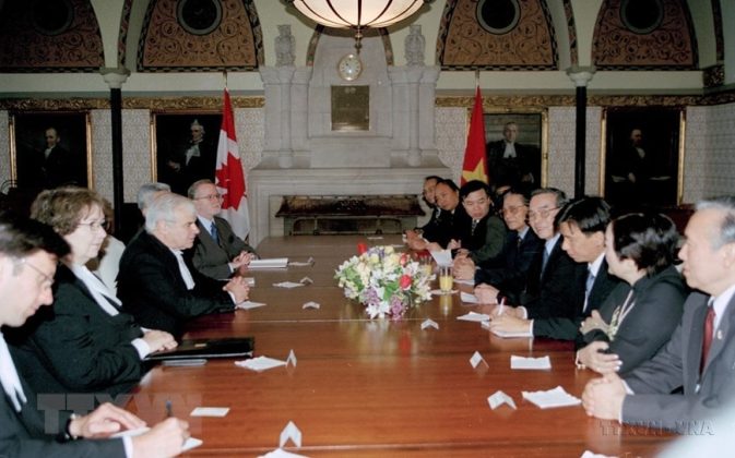 Thủ tướng Phan Văn Khải hội kiến Chủ tịch Hạ viện Peter Millkien trong chuyến thăm ch&iacute;nh thức Canada (6/2005). (Ảnh: Thế Thuần/TTXVN)