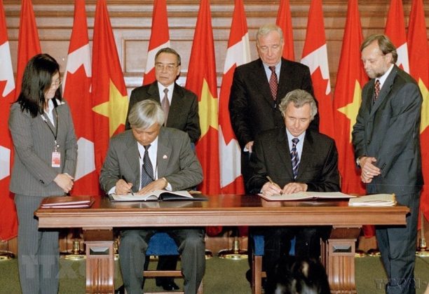 Thủ tướng Phan Văn Khải v&agrave; Thủ tướng Canada Paul Martin chứng kiến k&yacute; kết văn kiện hợp t&aacute;c giữa hai nước, trong chuyến thăm ch&iacute;nh thức Canada (27/6/2005). (Ảnh: Thế Thuần/TTXVN)
