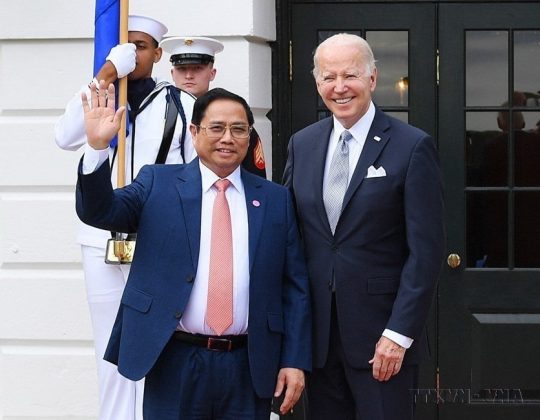 Tổng thống Joe Biden đ&oacute;n Thủ tướng Phạm Minh Ch&iacute;nh dự chi&ecirc;u đ&atilde;i của Tổng thống Hoa Kỳ với c&aacute;c nh&agrave; l&atilde;nh đạo dự Hội nghị Cấp cao đặc biệt Hoa Kỳ-ASEAN, tổ chức tạo Washington D.C, 12/5/2022. (Ảnh: Dương Giang/TTXVN)