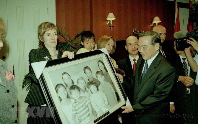 C&aacute;c b&agrave; mẹ Canada nhận con nu&ocirc;i l&agrave; trẻ em Việt Nam tặng bức ảnh c&aacute;c ch&aacute;u cho Thủ tướng Phan Văn Khải trong chuyến thăm ch&iacute;nh thức của Thủ tướng tới Canada (th&aacute;ng 6/2005). (Ảnh: Thế Thuần/TTXVN)