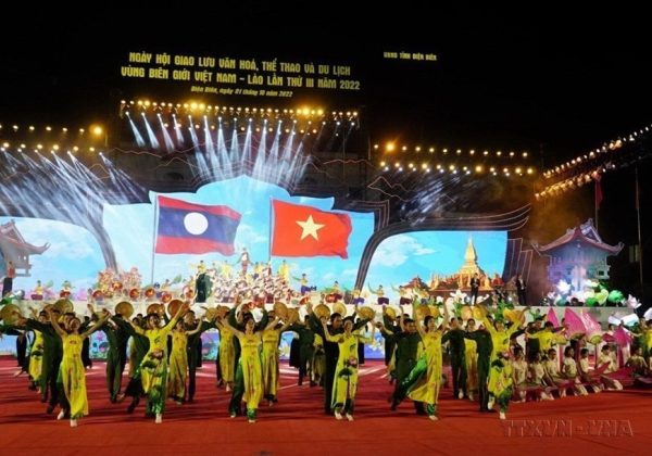 Lễ khai mạc Ng&agrave;y hội giao lưu văn h&oacute;a, thể thao v&agrave; du lịch v&ugrave;ng bi&ecirc;n giới Việt Nam-L&agrave;o lần thứ III với chủ đề &ldquo;Thắm t&igrave;nh hữu nghị-Hướng tới tương lai.&rdquo; (Ảnh: TTXVN)