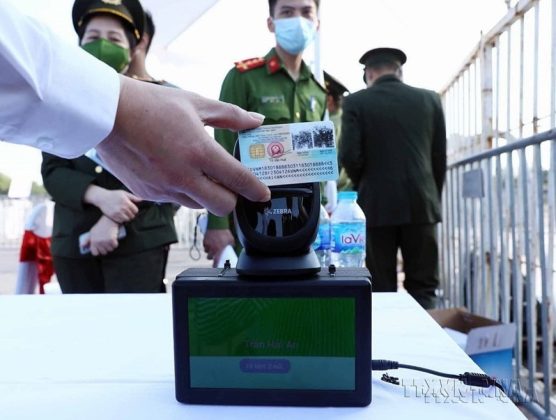 Năm 2022 l&agrave; năm đầu ti&ecirc;n Việt Nam tổ chức c&aacute;c hoạt động nh&acirc;n Ng&agrave;y Chuyển đổi số quốc gia. Kh&aacute;n giả sử dụng thẻ Căn cước C&ocirc;ng d&acirc;n gắn chip điện tử đ&atilde; t&iacute;ch hợp c&aacute;c th&ocirc;ng tin mũi ti&ecirc;m, x&eacute;t nghiệm để hỗ trợ cho việc kiểm tra th&ocirc;ng tin về Căn cước C&ocirc;ng d&acirc;n, mũi ti&ecirc;m, x&eacute;t nghiệm khi v&agrave;o S&acirc;n vận động Quốc gia Mỹ Đ&igrave;nh-H&agrave; Nội, xem b&oacute;ng đ&aacute;. (Ảnh: Phạm Ki&ecirc;n/TTXVN)