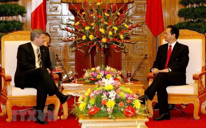 Thủ tướng Nguyễn Tấn Dũng tiếp Thủ tướng Canada Stephen Harper sang Việt Nam dự Hội nghị APEC 14 (11/2006). (Ảnh: Đức T&aacute;m/TTXVN)
