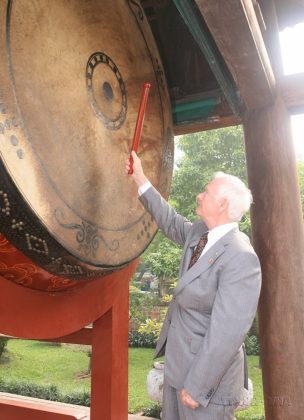 Trong chuyến thăm cấp Nh&agrave; nước tới Việt Nam từ 16-19/11/2011, To&agrave;n quyền Canada David Johnston tham quan Khu Di t&iacute;ch Lịch sử Văn Miếu-Quốc Tử Gi&aacute;m. (Ảnh: Thống Nhất/TTXVN)