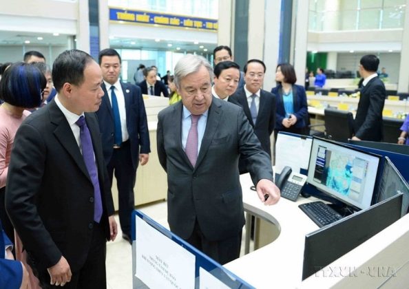 Đến thăm Tổng cục Kh&iacute; tượng Thủy văn ở H&agrave; Nội, Tổng Thư k&yacute; Li&ecirc;n hợp quốc Ant&oacute;nio Guterres đ&aacute;nh gi&aacute; cao c&ocirc;ng t&aacute;c dự b&aacute;o Kh&iacute; tượng Thủy văn của Việt Nam, ng&agrave;y 22/10/2022. (Ảnh: Minh Đức/TTXVN)