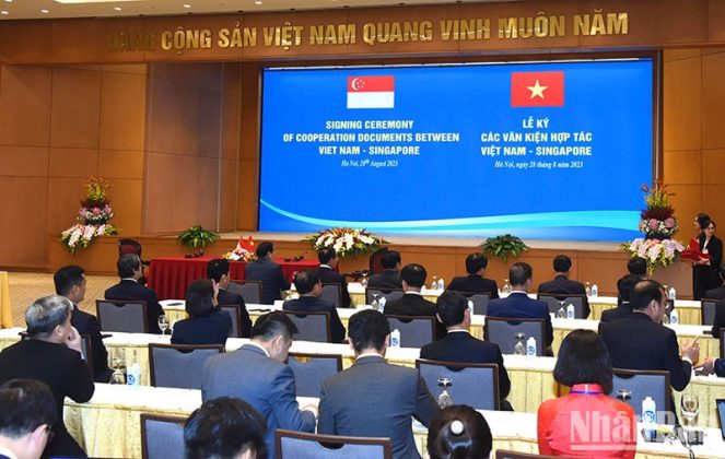 2 7 663x420 - Thủ tướng Phạm Minh Chính và Thủ tướng Singapore Lý Hiển Long chứng kiến Lễ ký kết văn kiện hợp tác