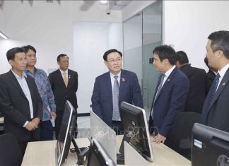 Chủ tịch Quốc hội Vương Đình Huệ thăm trụ sở FPT tại Indonesia