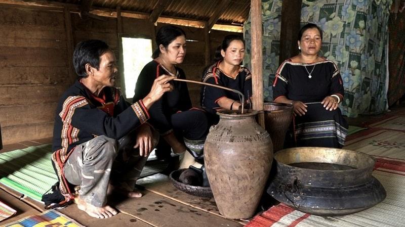 Trong số 49 dân tộc chung sống ở Đắk Lắk, người Kinh chiếm đa số, khoảng 70%; tiếp đó là người Ê Đê 18%, người Nùng 4%, người Tày hơn 2%, người Mông hơn 2,1%...