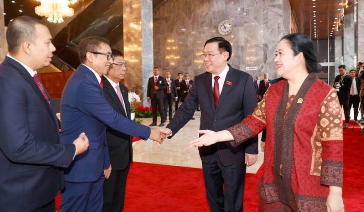 Chủ tịch Quốc hội Vương Đ&igrave;nh Huệ v&agrave; Chủ tịch Hạ viện Indonesia Puan Maharani với đại biểu.