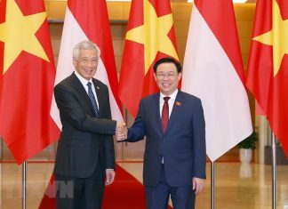 Chủ tịch Quốc hội Vương Đình Huệ tiếp Thủ tướng Singapore Lý Hiển Long