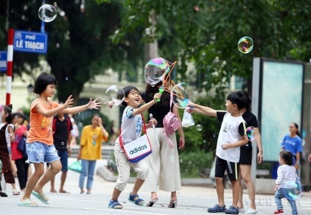 Mạng lưới giải ph&aacute;p ph&aacute;t triển bền vững của Li&ecirc;n hợp quốc c&ocirc;ng bố B&aacute;o c&aacute;o Hạnh ph&uacute;c to&agrave;n cầu lần thứ 10 về mức độ hạnh ph&uacute;c của hơn 150 quốc gia, v&ugrave;ng l&atilde;nh thổ (dựa tr&ecirc;n đ&aacute;nh gi&aacute; trung b&igrave;nh từ năm 2020-2022). Kết quả cho thấy Việt Nam đứng thứ 65/150, tăng 12 bậc so với năm 2020. (Ảnh: Danh Lam/TTXVN)