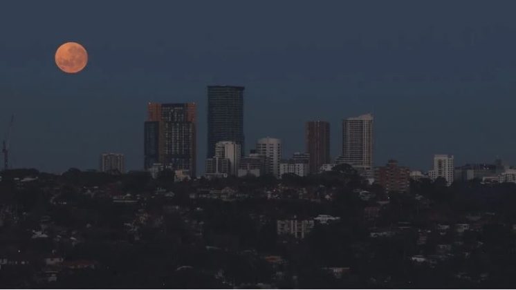 Mặt trăng tr&ecirc;n bầu trời St Leonards, Sydney, &Uacute;c