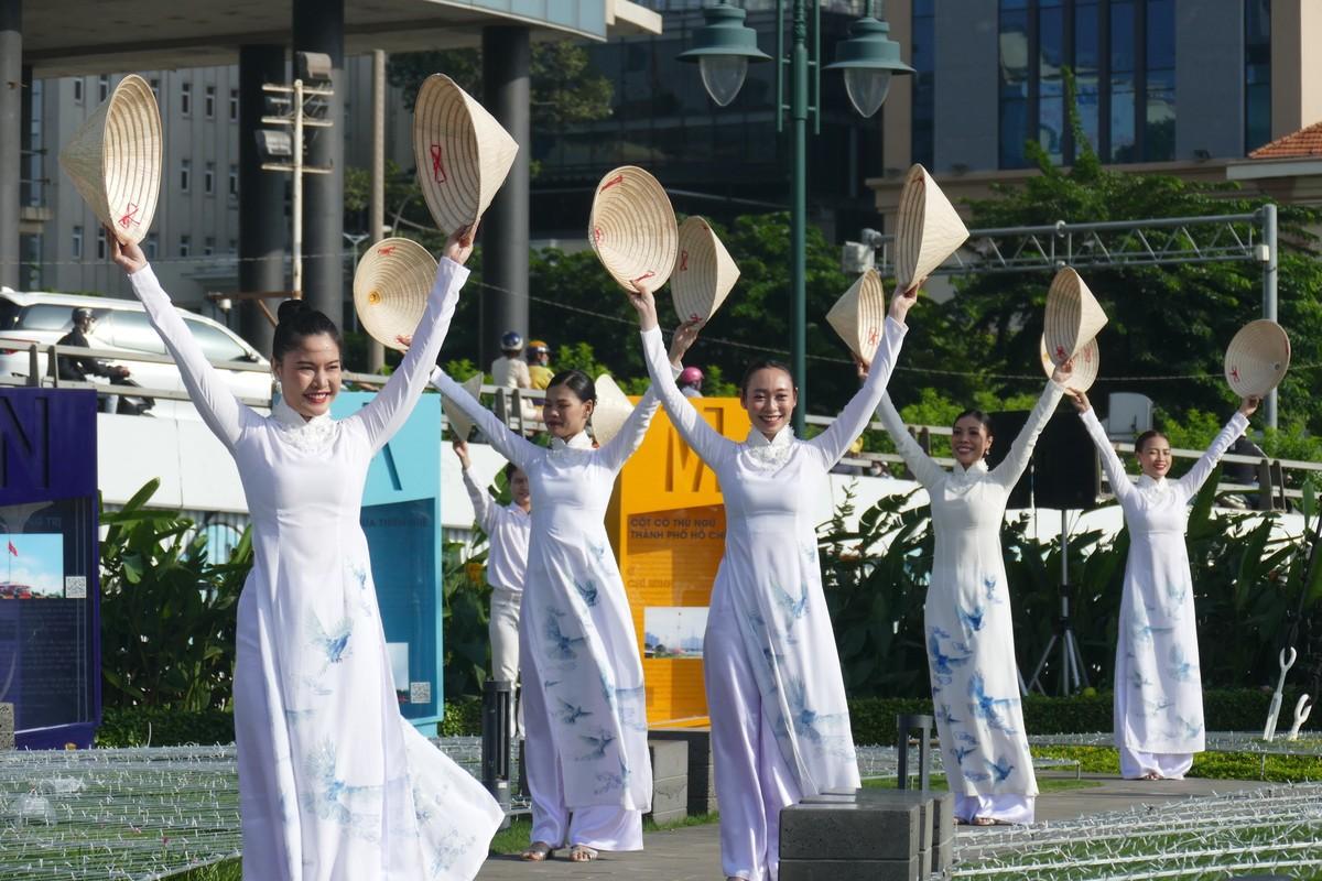 Chương trình văn nghệ tại lễ khai mạc.
