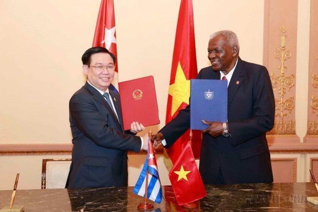 Chủ tịch Quốc hội Vương Đ&igrave;nh Huệ v&agrave; Chủ tịch Quốc hội Cuba Esteban Lazo Hernandez k&yacute; thỏa thuận về th&agrave;nh lập cơ chế hợp t&aacute;c li&ecirc;n nghị viện giữa Quốc hội hai nước, năm 2023. (Ảnh: Do&atilde;n Tấn/TTXVN)