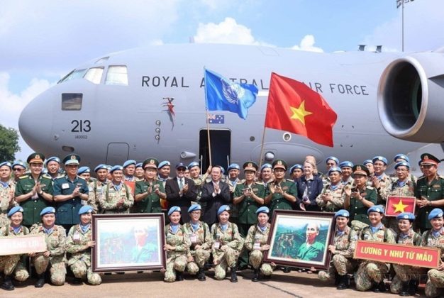 Chủ tịch nước V&otilde; Văn Thưởng dự Lễ xuất qu&acirc;n Bệnh viện d&atilde; chiến cấp 2 số 5 v&agrave; Đội c&ocirc;ng binh số 2 l&ecirc;n đường thực hiện nhiệm vụ g&igrave;n giữ h&ograve;a b&igrave;nh Li&ecirc;n hợp quốc tại Nam Sudan, năm 2023. (Ảnh: Thống Nhất/TTXVN)
