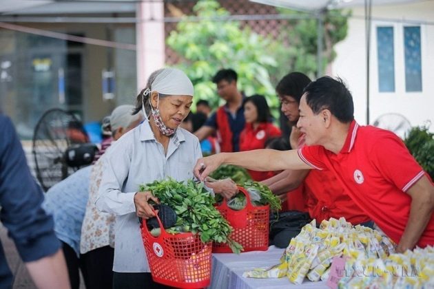 Hội Chữ thập đỏ tỉnh H&ograve;a B&igrave;nh phối hợp c&ugrave;ng Ủy ban MTTQ Việt Nam th&agrave;nh phố H&ograve;a B&igrave;nh triển khai chương tr&igrave;nh &ldquo;Chung tay v&igrave; sức khỏe cộng đồng&rdquo; tổ chức phi&ecirc;n chợ nh&acirc;n đạo, nhằm gi&uacute;p đỡ những ho&agrave;n cảnh kh&oacute; khăn. (Ảnh: Trọng Đạt/TTXVN)