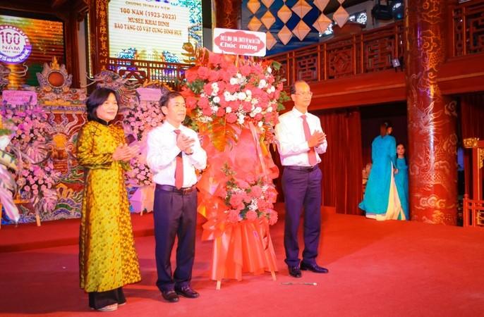Thay mặt lãnh đạo tỉnh, Chủ tịch Ủy ban nhân dân tỉnh Nguyễn Văn Phương tặng lẵng hoa chúc mừng.