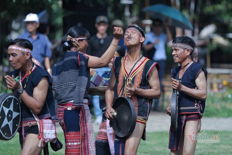 Người Gia Rai (hay JRai) sinh sống chủ yếu ở các tỉnh Gia Lai, Kon Tum và phía bắc tỉnh Đắk Lắk. Theo số liệu Điều tra 53 dân tộc thiểu số vào năm 2019, cộng đồng này có trên 513.000 người, là dân tộc đông nhất ở Tây Nguyên. Người Gia Rai (hay JRai) sinh sống chủ yếu ở các tỉnh Gia Lai, Kon Tum và phía bắc tỉnh Đắk Lắk. Theo số liệu Điều tra 53 dân tộc thiểu số vào năm 2019, cộng đồng này có trên 513.000 người, là dân tộc đông nhất ở Tây Nguyên.