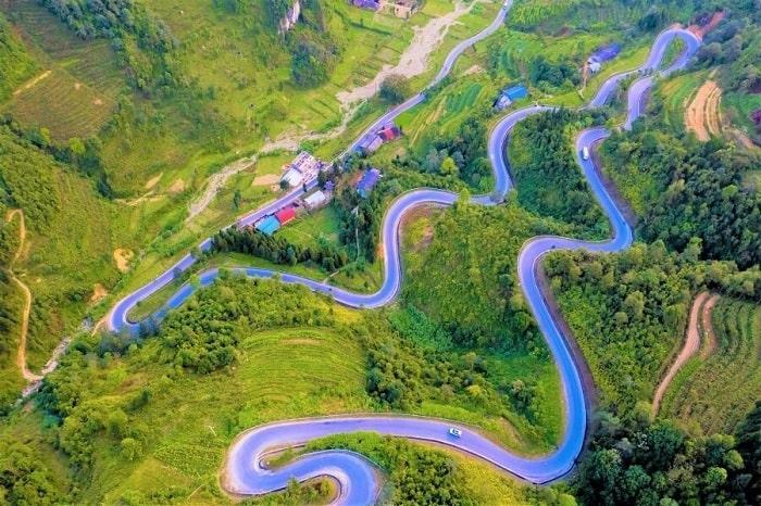 Vào mỗi mùa, cảnh đẹp hai bên đường luôn khiến cho du khách phải trầm trồ và thích thú.