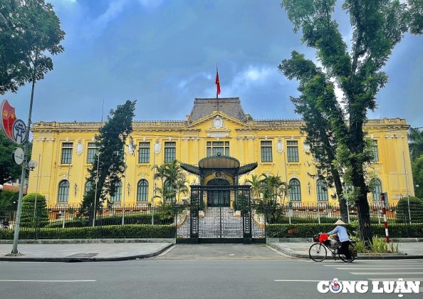 3 - Ng&agrave;y 19/8/1945, sau cuộc m&iacute;t tinh tại quảng trường th&agrave;nh phố, nh&acirc;n d&acirc;n Thủ đ&ocirc; đ&aacute;nh chiếm Phủ Kh&acirc;m sai Bắc Kỳ, cơ quan đầu n&atilde;o của ch&iacute;nh quyền tay sai Ph&aacute;p ở Bắc Bộ. L&iacute;nh bảo vệ phủ đ&atilde; hạ vũ kh&iacute; trước sức mạnh của quần ch&uacute;ng nh&acirc;n d&acirc;n. Sau C&aacute;ch mạng th&aacute;ng T&aacute;m 1945, Chủ tịch Hồ Ch&iacute; Minh v&agrave; Ch&iacute;nh phủ l&acirc;m thời Việt Nam D&acirc;n chủ Cộng h&ograve;a về l&agrave;m việc tại đ&acirc;y cho đến ng&agrave;y to&agrave;n quốc kh&aacute;ng chiến. Trong thời gian n&agrave;y, t&ograve;a nh&agrave; được đổi t&ecirc;n th&agrave;nh Bắc Bộ Phủ. Sau năm 1954, Bắc Bộ Phủ được tu sửa lại v&agrave; hiện nay, t&ograve;a nh&agrave; được sử dụng l&agrave;m Nh&agrave; kh&aacute;ch Ch&iacute;nh phủ (tọa lạc tại số 12 Ng&ocirc; Quyền, H&agrave; Nội).