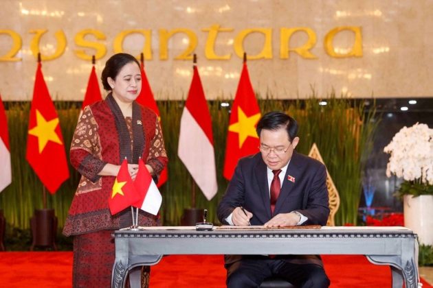 Chủ tịch Quốc hội Vương Đ&igrave;nh Huệ ghi sổ lưu niệm tại Trụ sở Hạ viện Indonesia.