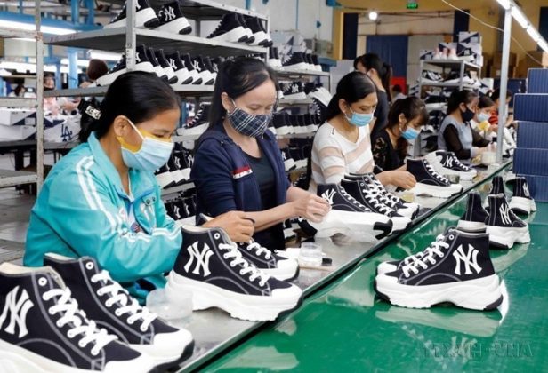 Kinh tế-x&atilde; hội l&agrave; một trong những điểm nhấn quan trọng nửa đầu nhiệm kỳ Đại hội XIII của Đảng. Mặc d&ugrave; gặp nhiều kh&oacute; khăn, Việt Nam l&agrave; một điểm s&aacute;ng "trong bức tranh x&aacute;m m&agrave;u" của kinh tế to&agrave;n cầu. Sản xuất gi&agrave;y xuất khẩu sang thị trường ch&acirc;u &Acirc;u tại C&ocirc;ng ty gi&agrave;y Trường Xu&acirc;n, Ba V&igrave;, H&agrave; Nội. (Ảnh: Trần Việt/TTXVN)
