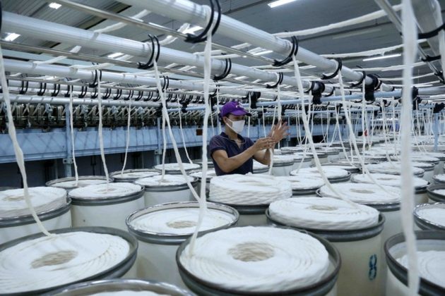 D&acirc;y chuyền sản xuất sợi của C&ocirc;ng ty Cổ phần VinaTex Hồng Lĩnh tại Cụm c&ocirc;ng nghiệp Hồng Lĩnh, thị x&atilde; Hồng Lĩnh, H&agrave; Tĩnh. (Ảnh: Vũ Sinh/TTXVN)