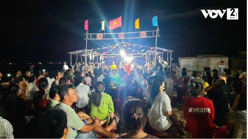 Cùng với các nghi lễ đươc tổ chức nghiêm cẩn, lễ hội cầu ngư còn là những ngày hội tại bãi biển trong các buổi tối của người dân ở khu phố Phú Thọ 2 và các vùng lân cận. Trong ảnh người dân đang xem hát bài chòi tại bãi biển tối ngày 29/7/2023 ( ngày 12/6 âm lịch).