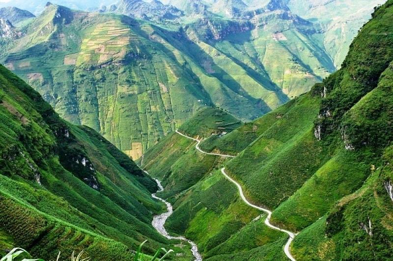 Vào mỗi mùa, cảnh đẹp hai bên đường luôn khiến cho du khách phải trầm trồ và thích thú. 2