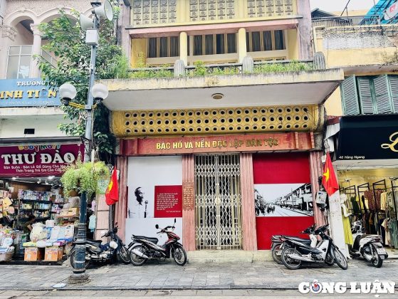 4- Số nh&agrave; 48 H&agrave;ng Ngang, từ chiều 25/8 đến 2/9/1945, Chủ tịch Hồ Ch&iacute; Minh v&agrave; c&aacute;c đồng ch&iacute; Trung ương Đảng đ&atilde; ở v&agrave; l&agrave;m việc tại nh&agrave; số 48 H&agrave;ng Ngang - chủ ng&ocirc;i nh&agrave; khi ấy l&agrave; &ocirc;ng Trịnh Văn B&ocirc; v&agrave; b&agrave; Ho&agrave;ng Thị Minh Hồ, l&agrave; cơ sở c&aacute;ch mạng từ thời tiền khởi nghĩa.