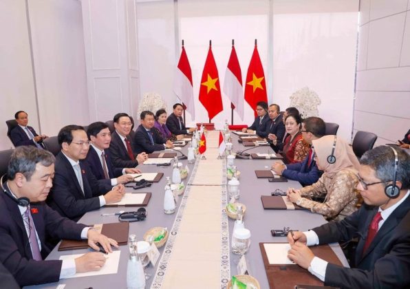 Chủ tịch Quốc hội Vương Đ&igrave;nh Huệ hội đ&agrave;m với Chủ tịch Hạ viện Indonesia Puan Maharani.