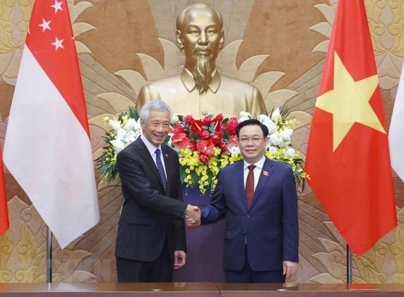 4 min 67 572x420 - Chủ tịch Quốc hội Vương Đình Huệ tiếp Thủ tướng Singapore Lý Hiển Long