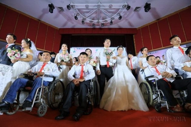 Lễ cưới tập thể "Giấc mơ c&oacute; thật" d&agrave;nh cho người khuyết tật, người c&oacute; ho&agrave;n cảnh đặc biệt kh&oacute; khăn tại H&agrave; Nội. (Ảnh: Th&agrave;nh Đạt/TTXVN)