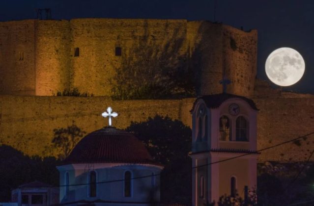 Si&ecirc;u trăng đằng sau l&acirc;u đ&agrave;i thời trung cổ Chlemoutsi ở Kyllini, Peloponnese, Hy Lạp.