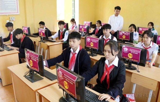 Giờ học tin học của học sinh Trường phổ th&ocirc;ng D&acirc;n tộc nội tr&uacute; THCS huyện T&acirc;n Sơn, tỉnh Ph&uacute; Thọ. (Ảnh: Trung Ki&ecirc;n/TTXVN)