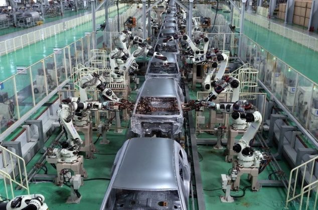 D&acirc;y chuyền h&agrave;n vỏ xe bằng robot ở C&ocirc;ng ty TNHH Một th&agrave;nh vi&ecirc;n Sản xuất &ocirc;t&ocirc; THACO MAZDA tại Khu kinh tế mở Chu Lai, tỉnh Quảng Nam - một trong những khu kinh tế thu h&uacute;t đầu tư lớn của khu vực miền Trung. (Ảnh: Danh Lam/TTXVN)